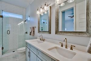 2nd floor shared bathroom for king guest rooms