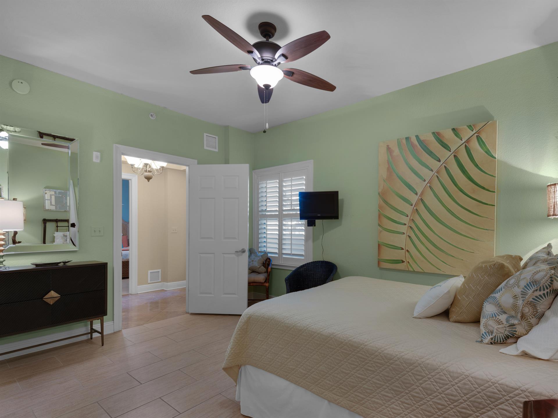 Guest bedroom with queen bed
