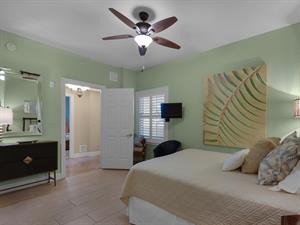 Guest bedroom with queen bed