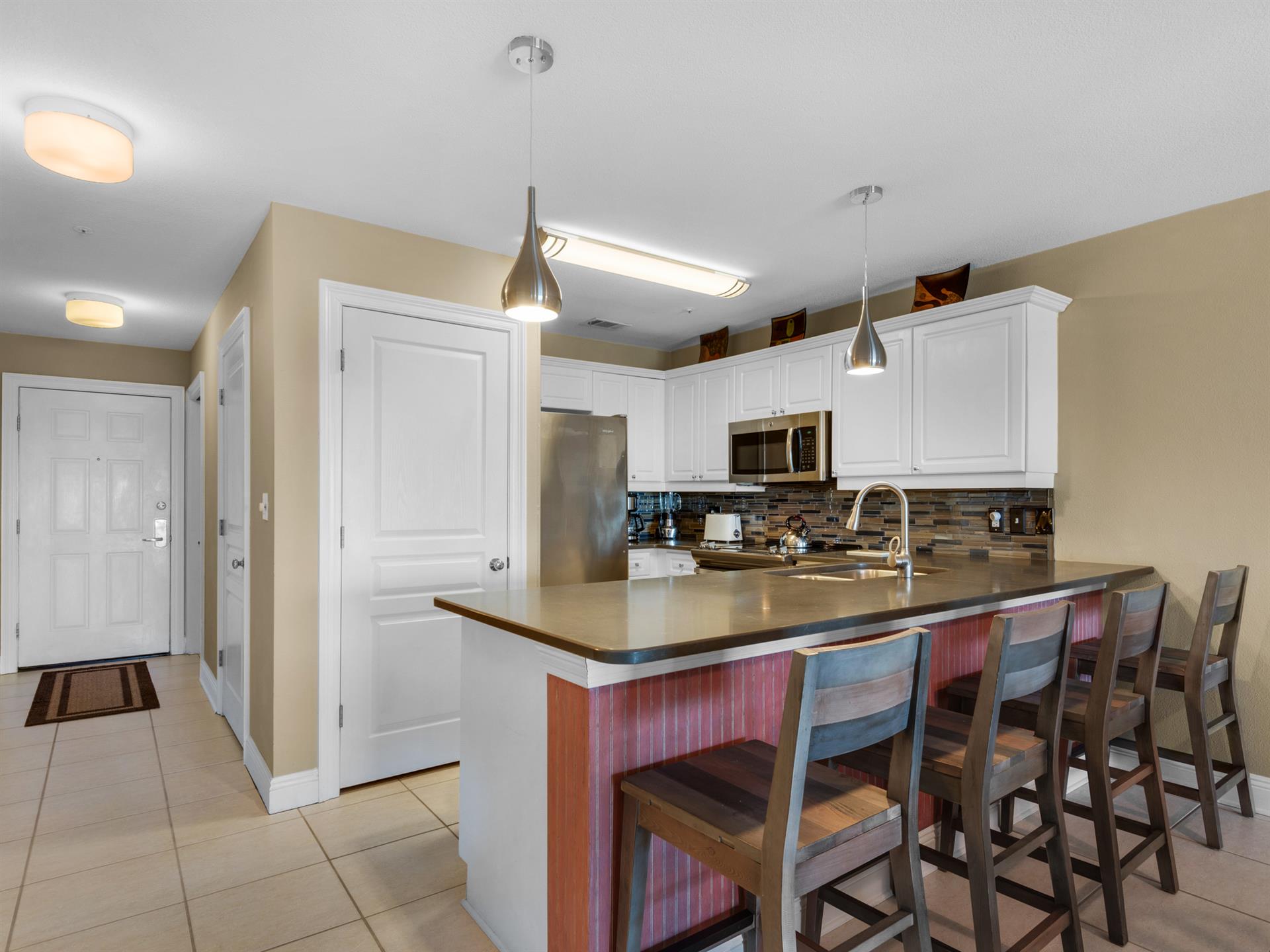 Efficient kitchen and bar space