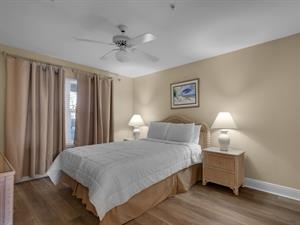 Guest bedroom with Queen bed