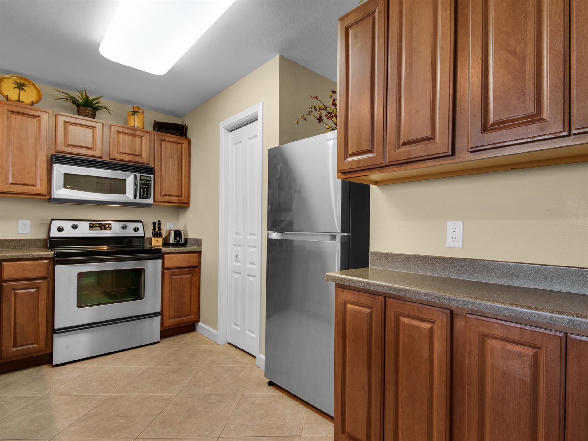 Kitchen with plenty of cooking space