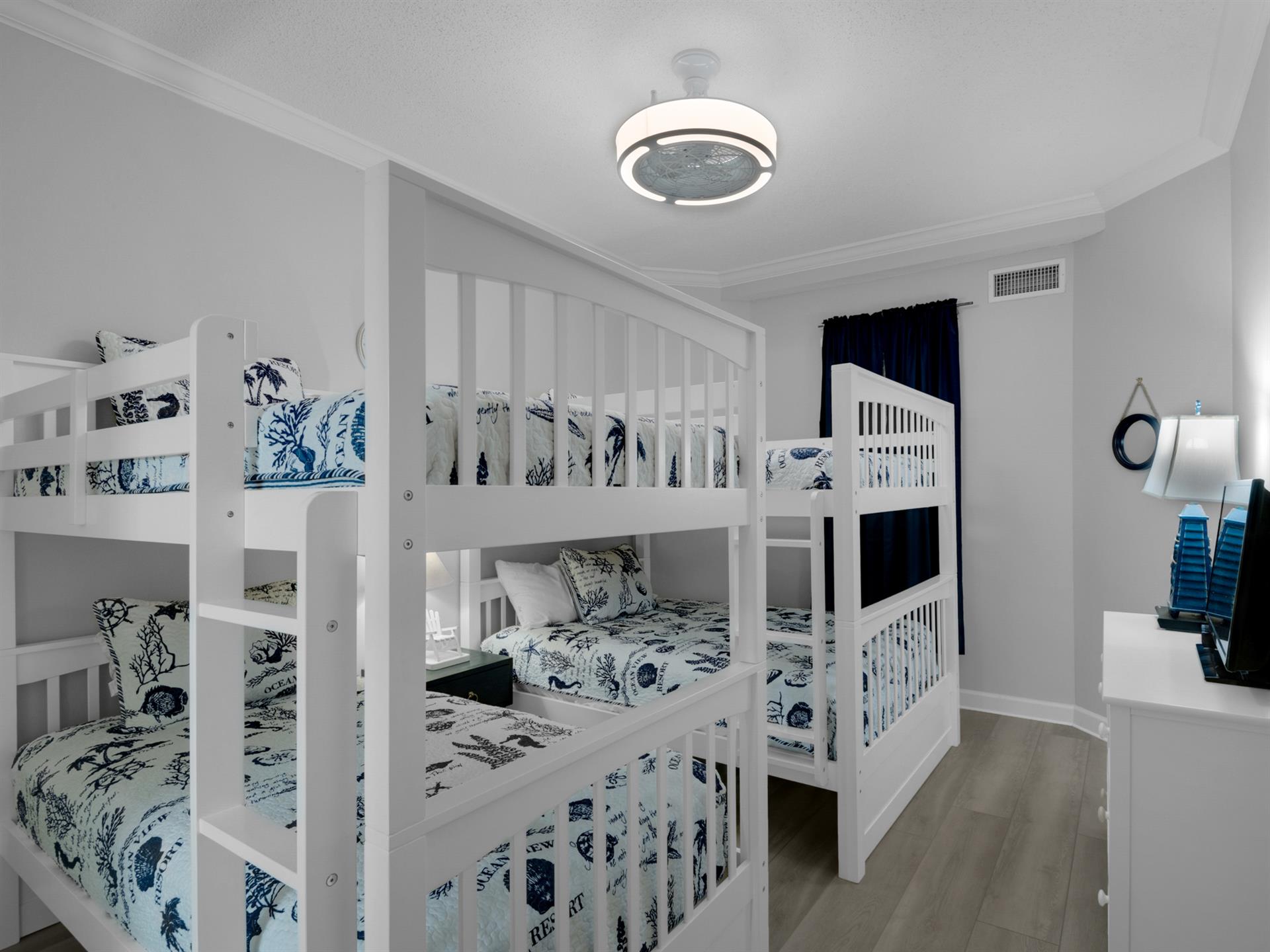 Bunk bedroom with 1 twin over twin bed and 1 double over double bed