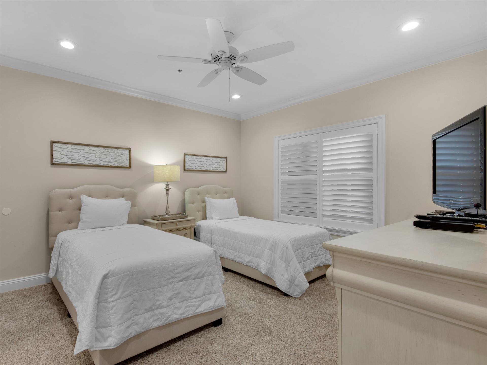 1st fl Guest Bedroom with 2 Twin beds