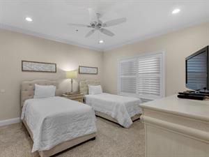 1st fl Guest Bedroom with 2 Twin beds