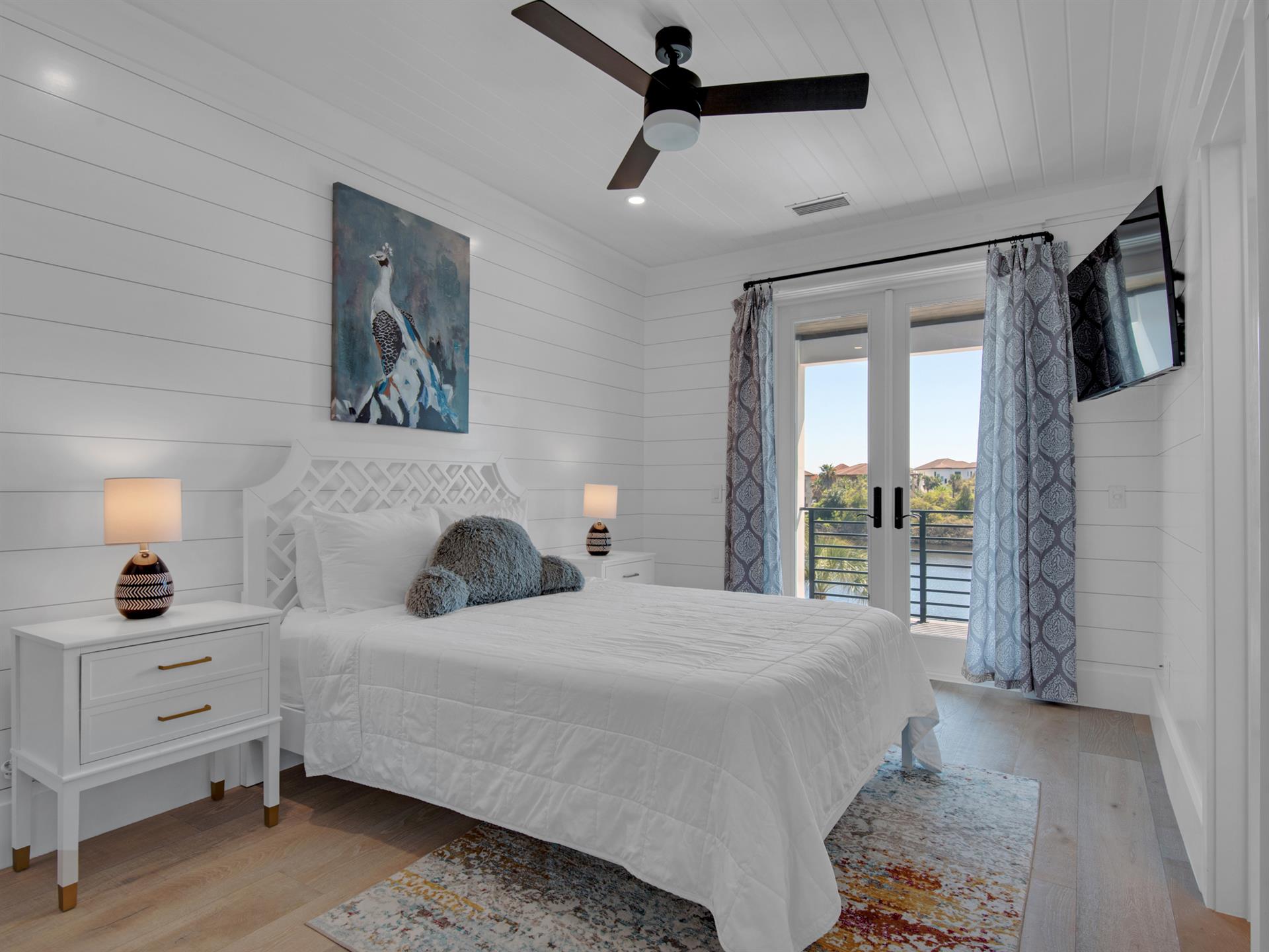 Queen Room on 2nd fl Overlooking Lake