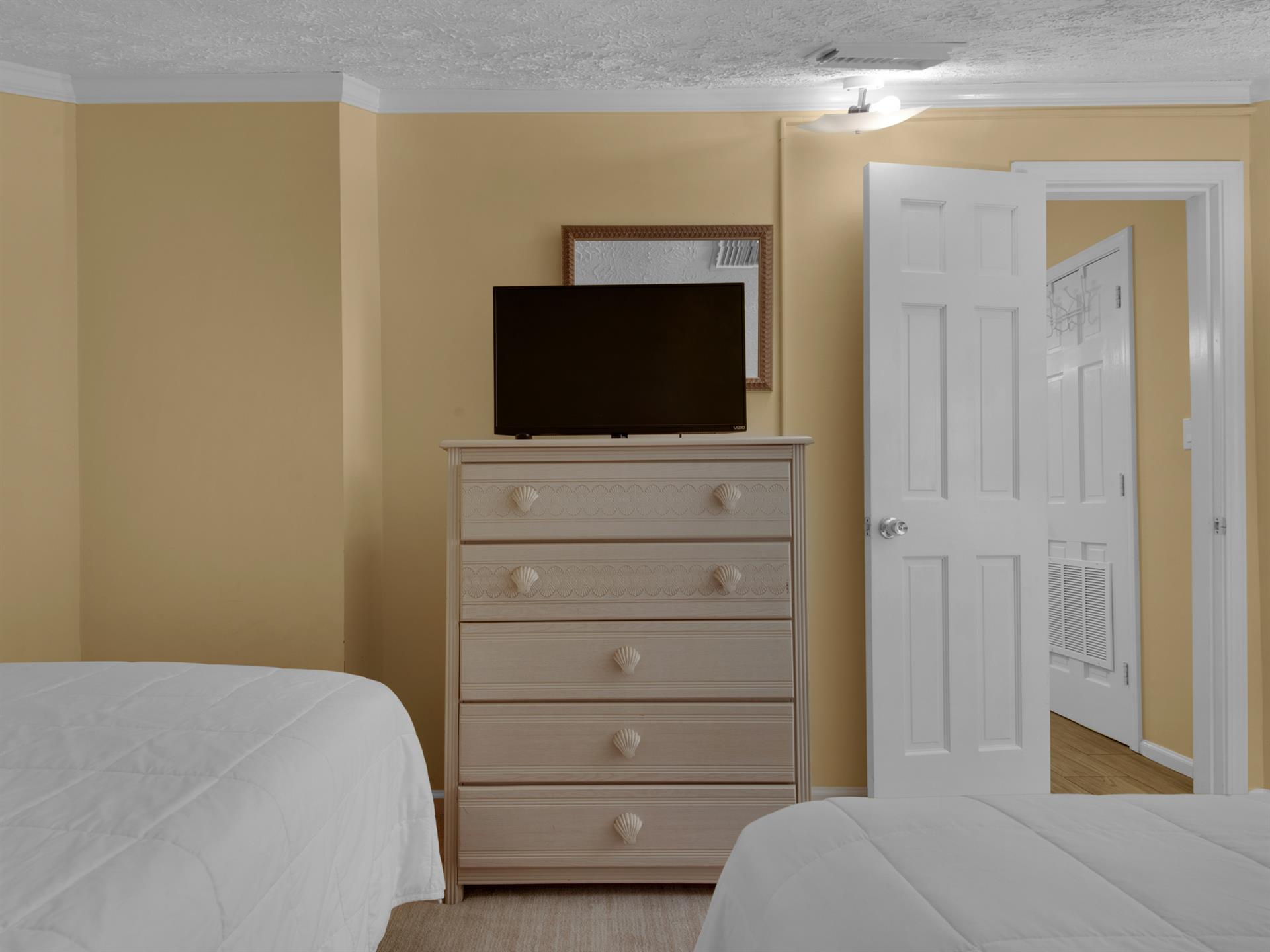 Twin Guest Bedroom in Loft Area with Flat Screen