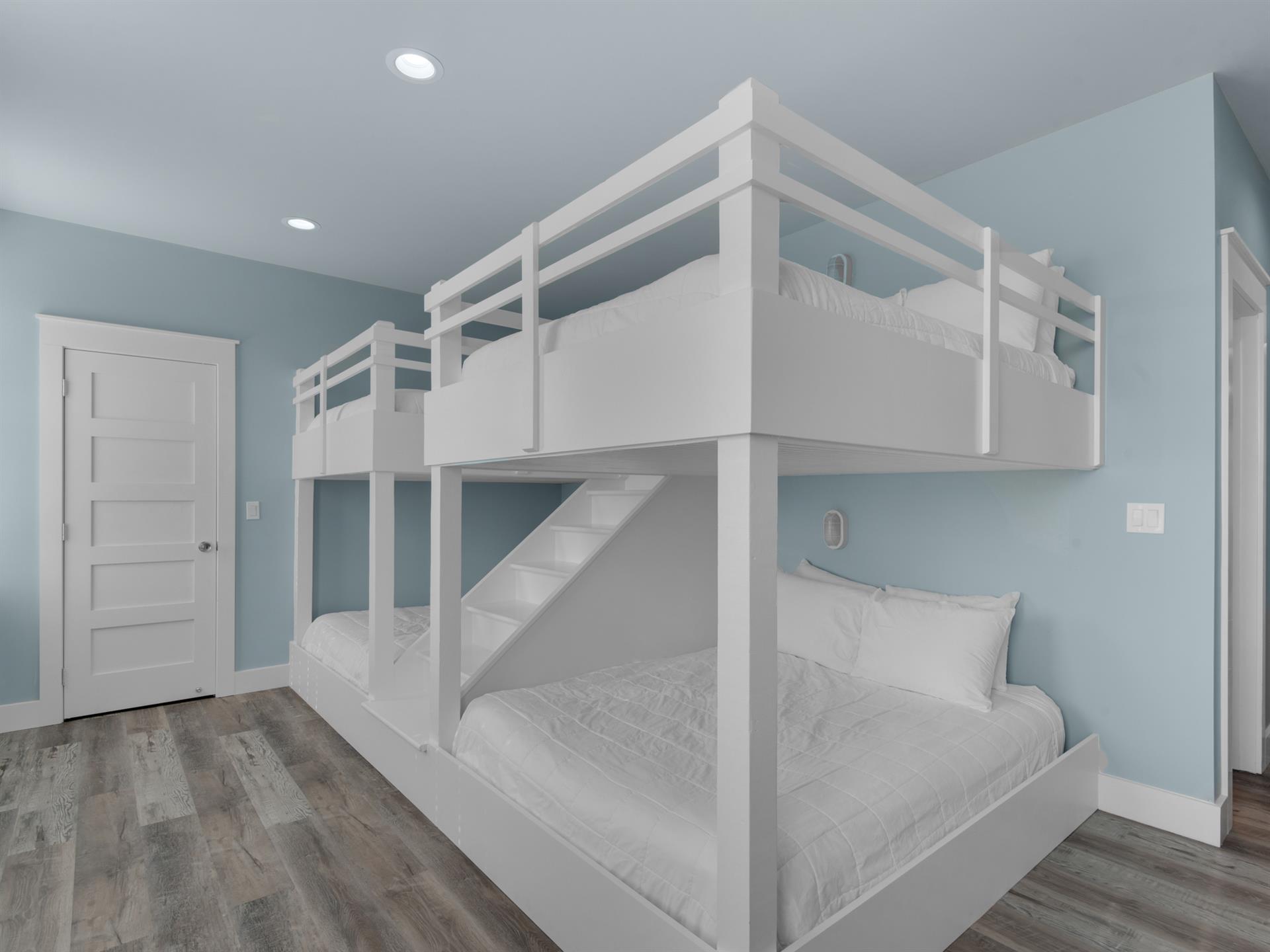 2nd Floor queen bunk room 1 sleeps 8