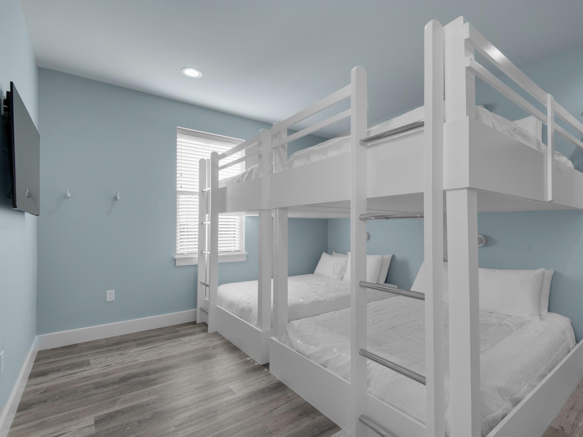 2nd Floor queen bunk room 2 sleeps 8