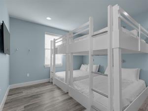 2nd Floor queen bunk room 2 sleeps 8