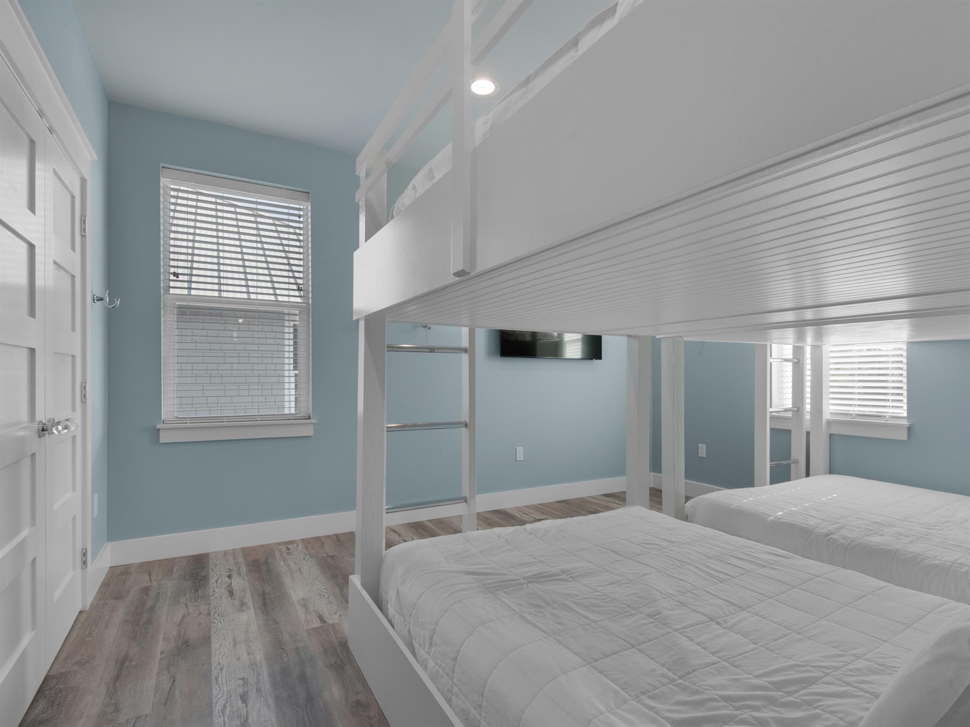 2nd Floor queen bunk room 2 TV