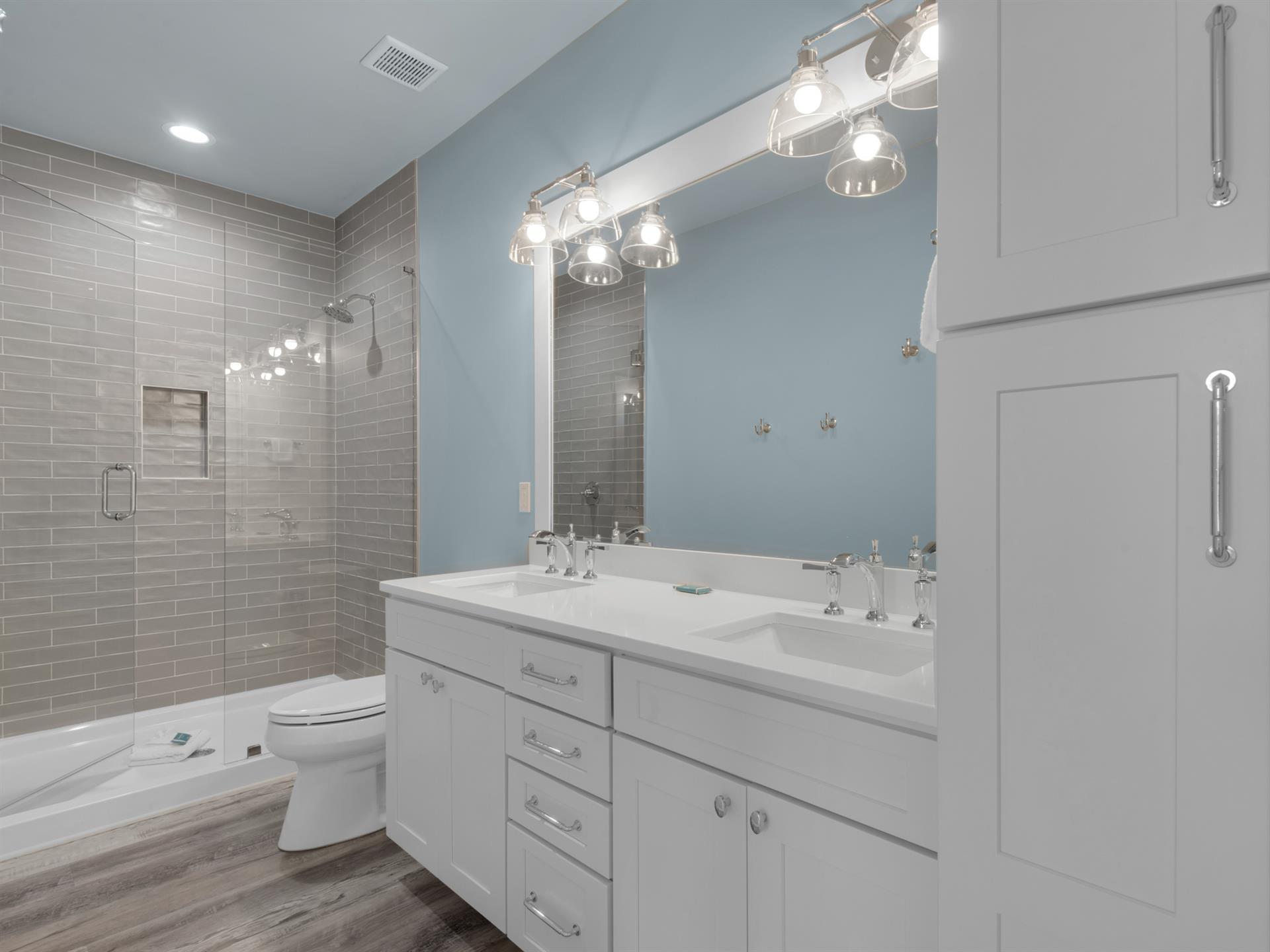 2nd Floor queen bunk room 2 with private bathroom