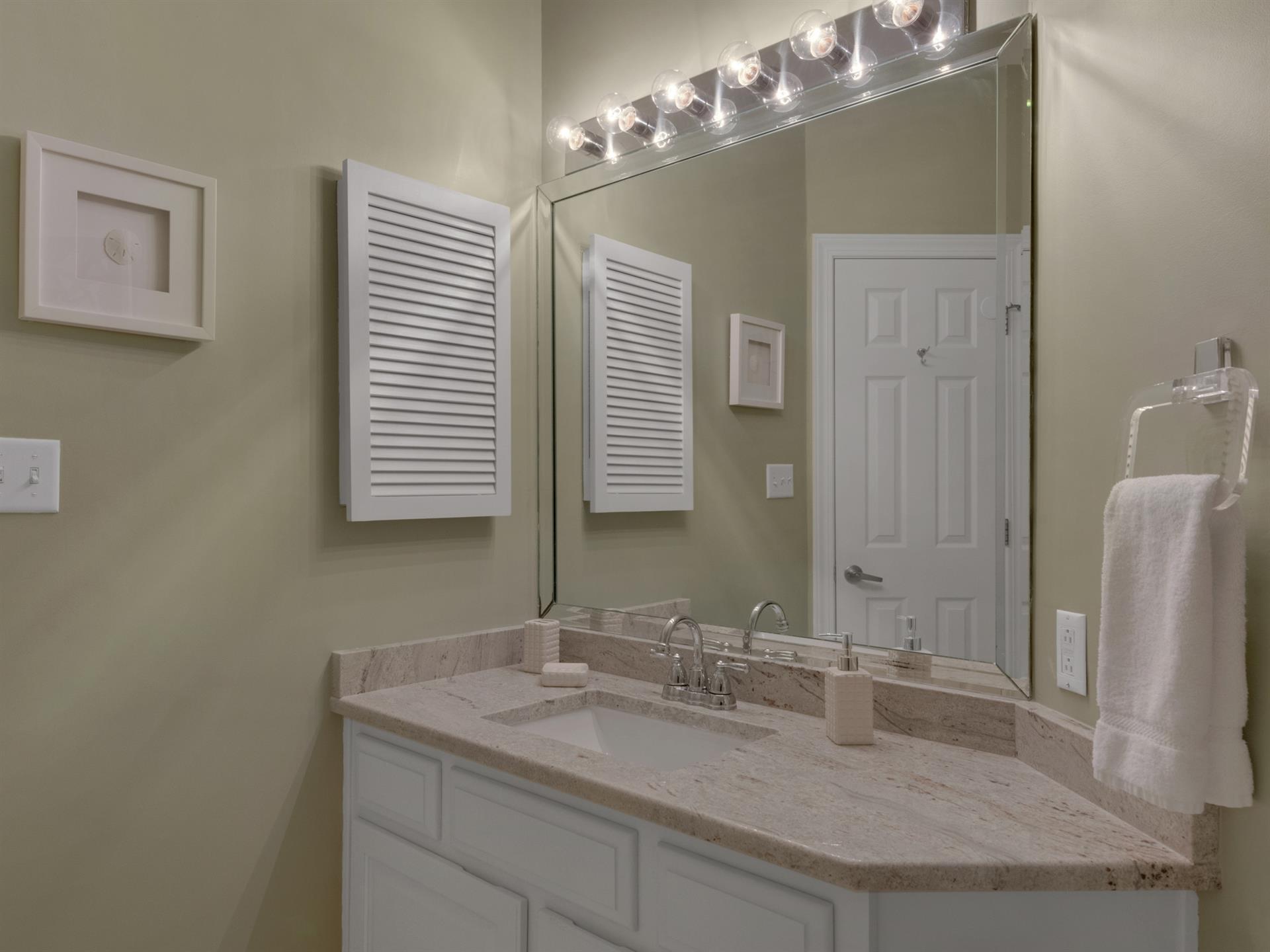 Adjoing Bath to Queen Guest room