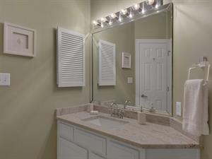 Adjoing Bath to Queen Guest room