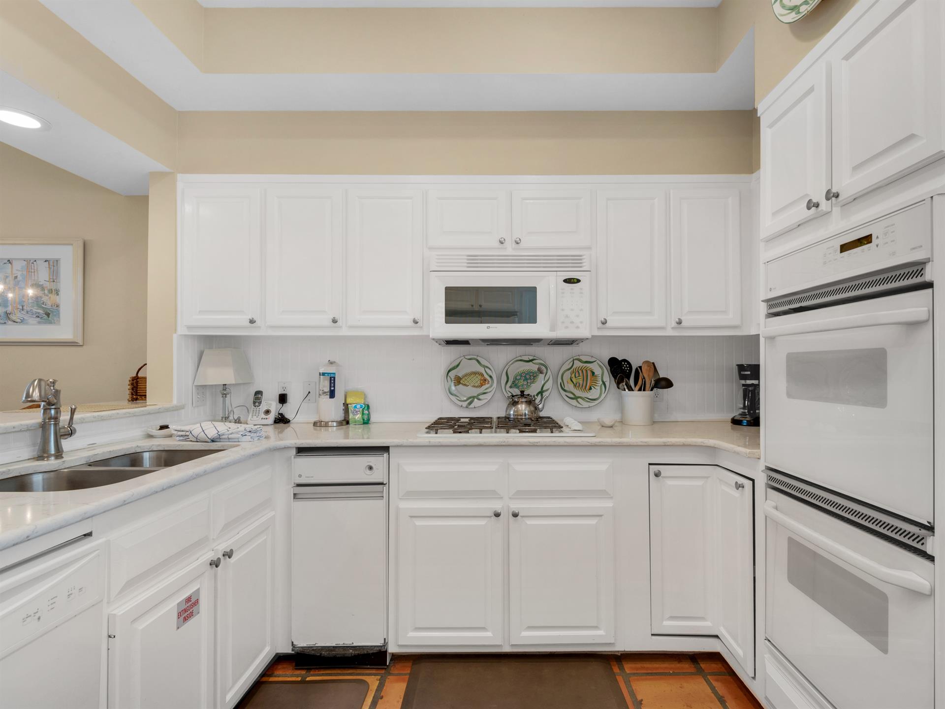 Fully Equipped Kitchen with Plenty of Storge