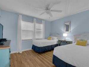 Guest Bedroom with 2 Twin Beds