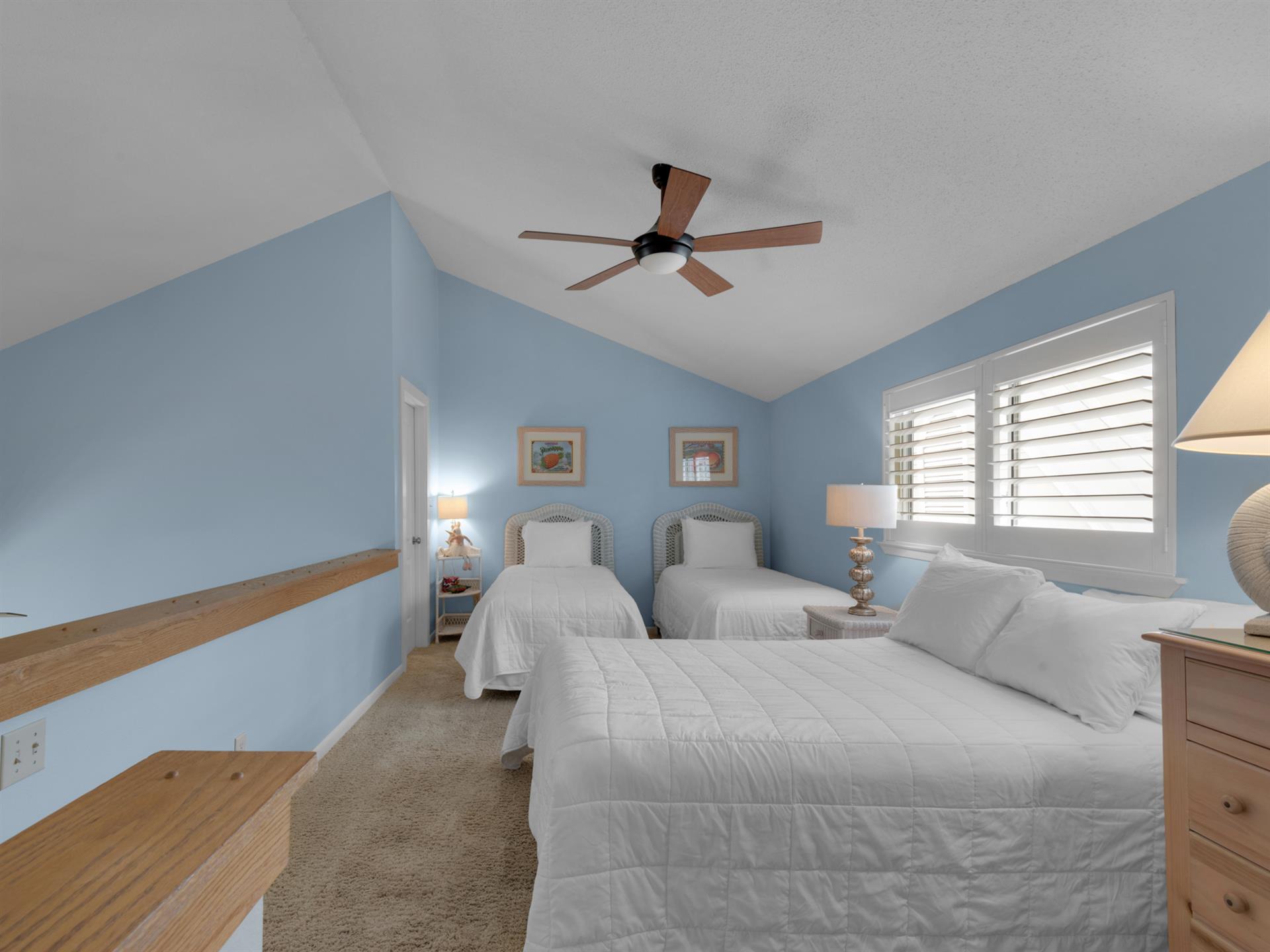 Loft Bedroom With 2 twins and Double Beds