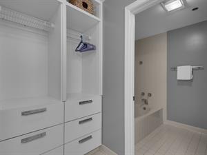 Separate Tub in Primary Bath