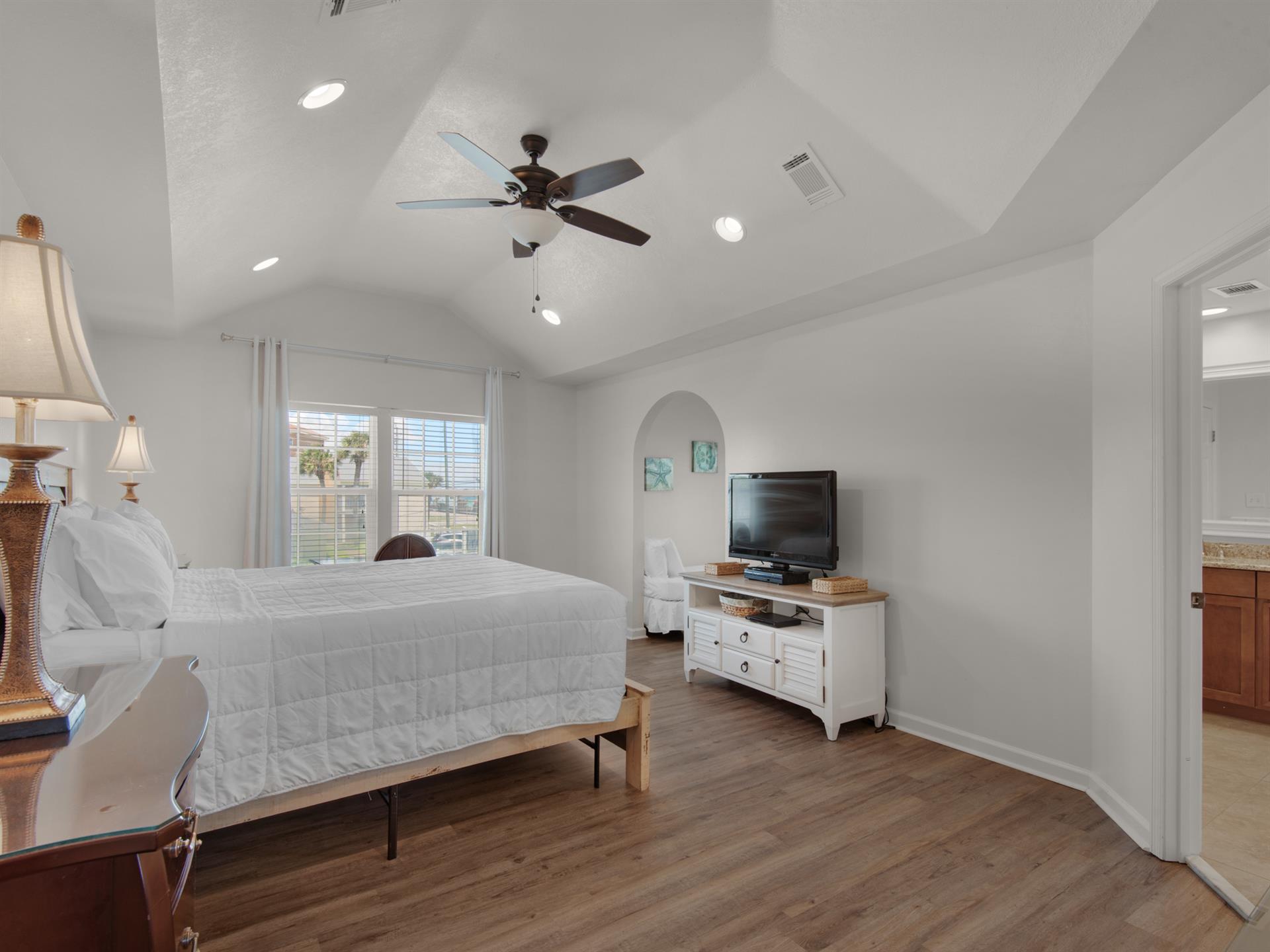 2nd floor Spacious Primary bedroom