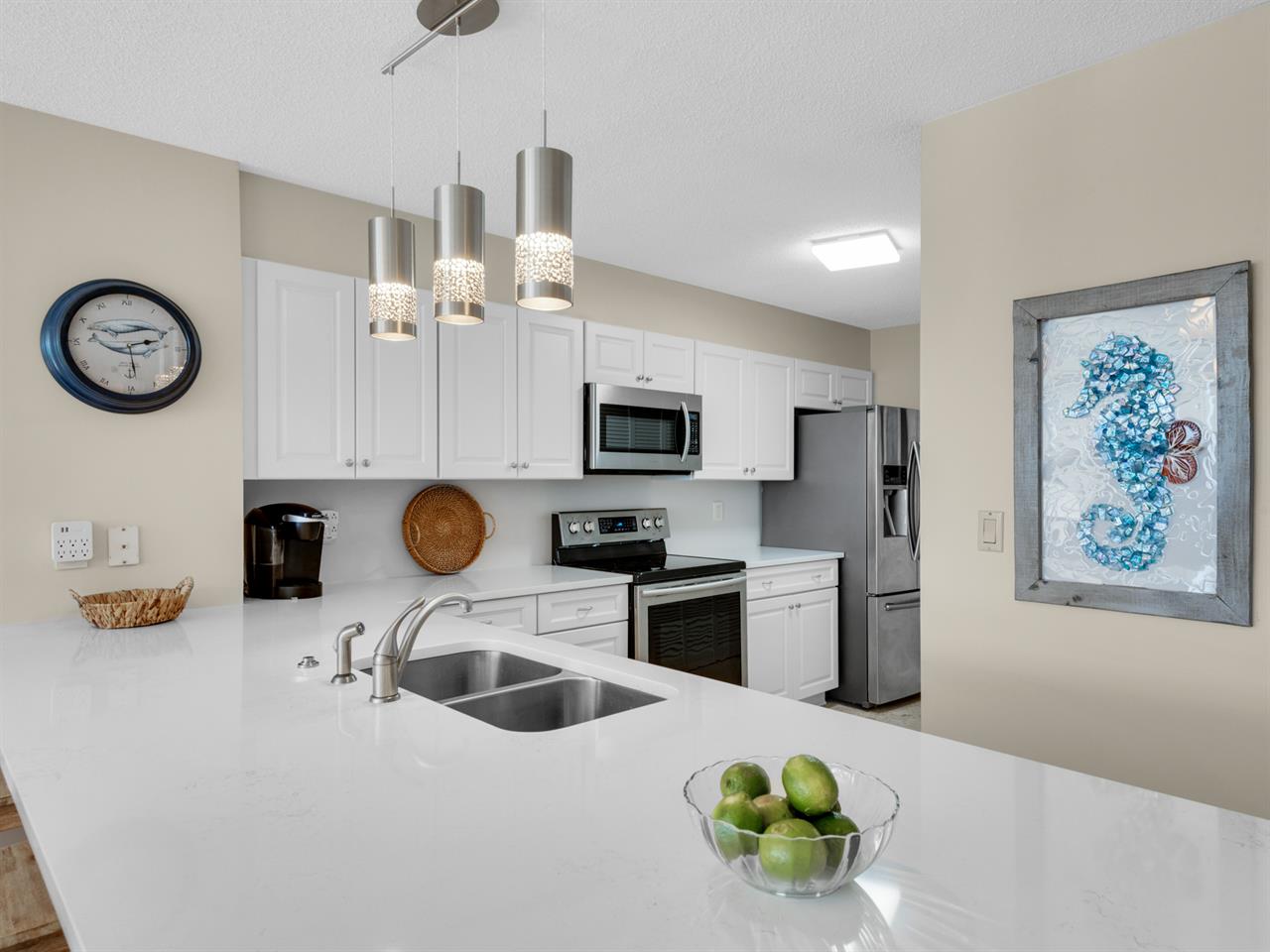 Spacious kitchen counter