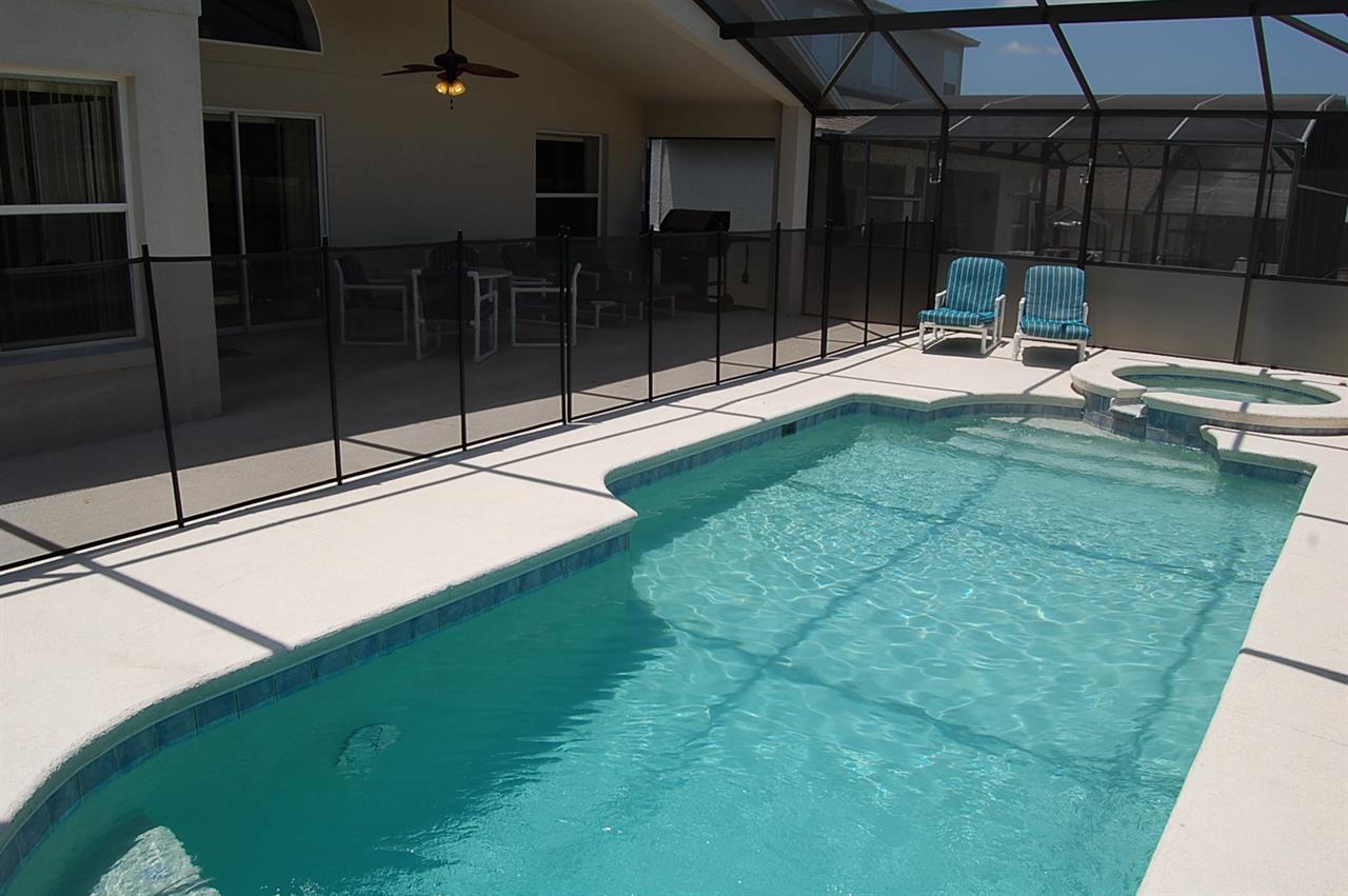 Pool with safety fence