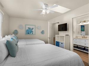 Guest Bedroom on 2nd Floor with 2 Queen Beds and Flat Screen TV