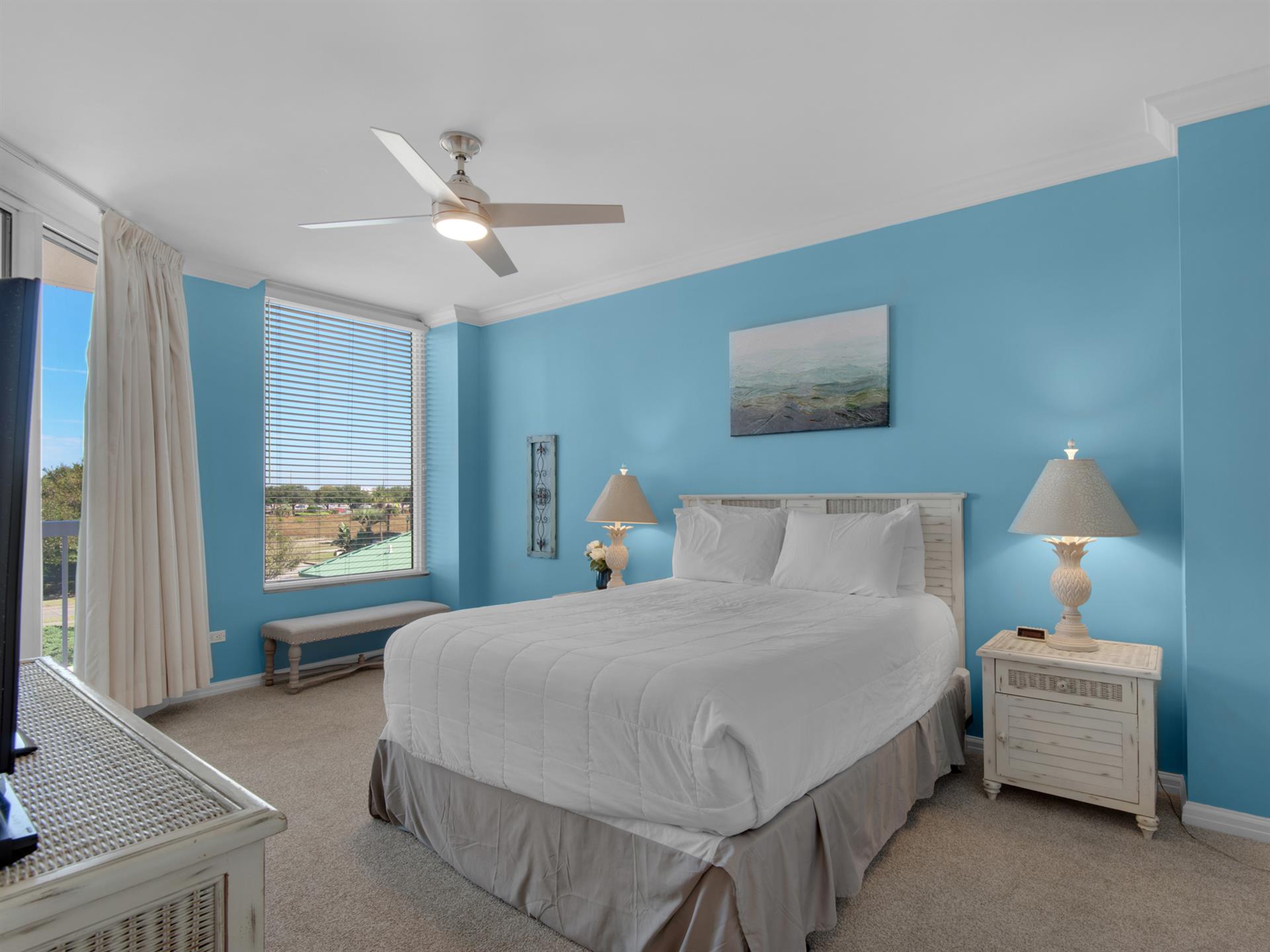 Guest Bathroom 1 with Queen Bed