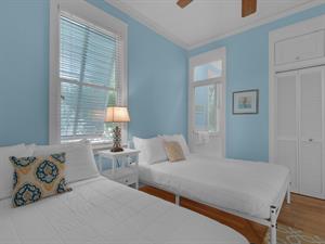 Guest bedroom with 2 doubles and private bathroom