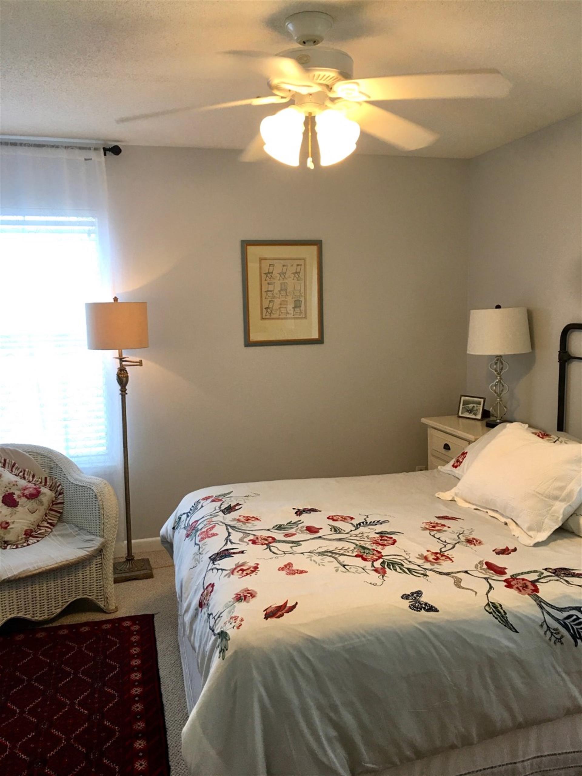 Guest room with Queen Bed