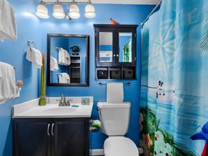 Primary en suite bathroom