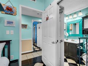 Guest bathroom with access from hallway and guest room