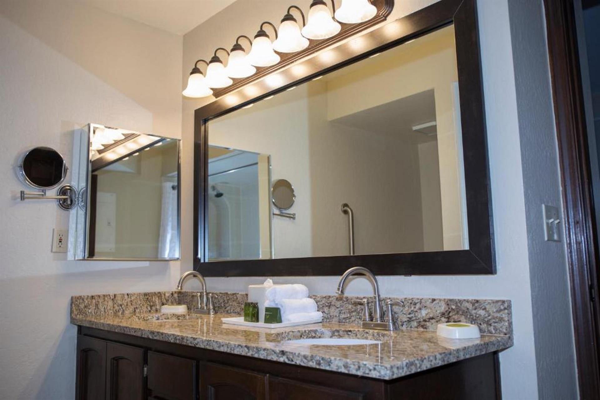 Scottsdale Camelback Resort Spacious Studio with Outdoor Pool