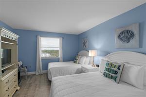 Guest Bedroom with 2 Double Beds