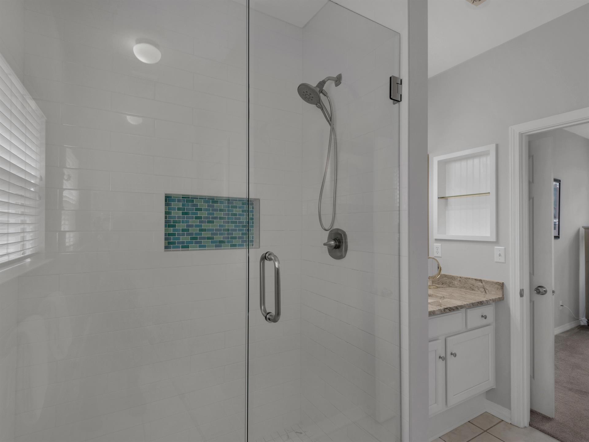 Crisp and Refreshing New Bathroom