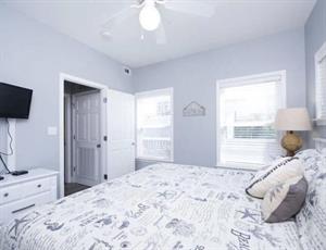 1st Floor King Bedroom