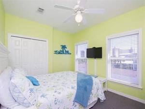 2nd Floor Queen Bedroom