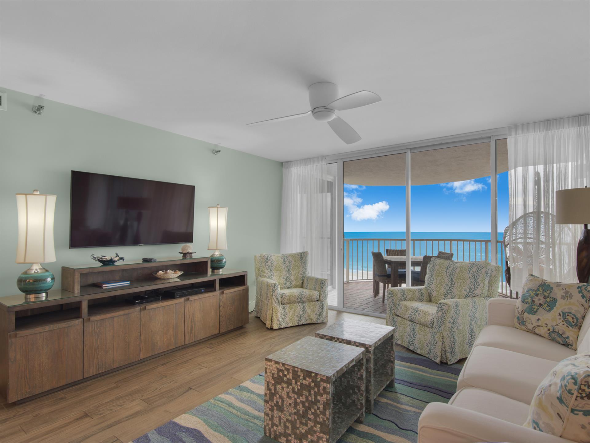 Large Flat Screen TV in Living Area 20220104_005