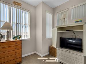 3rd floor daybed area with Smart TV for streaming no cable service