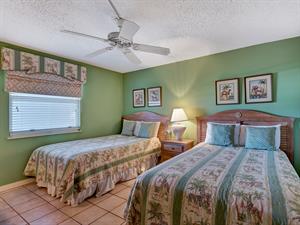 Guest room with 2 double beds